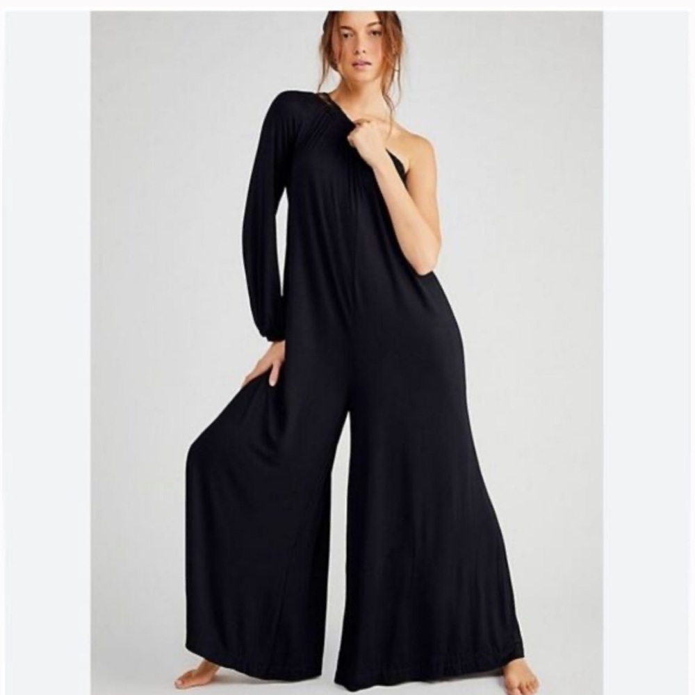 FREE PEOPLE BEACH Elegant Black One-Shoulder Wide Leg Jumpsuit. Size XS